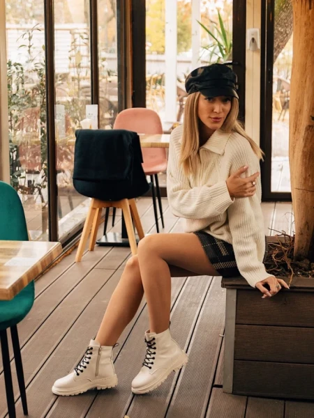 Ghete dama bej din piele ecologica Tarsia