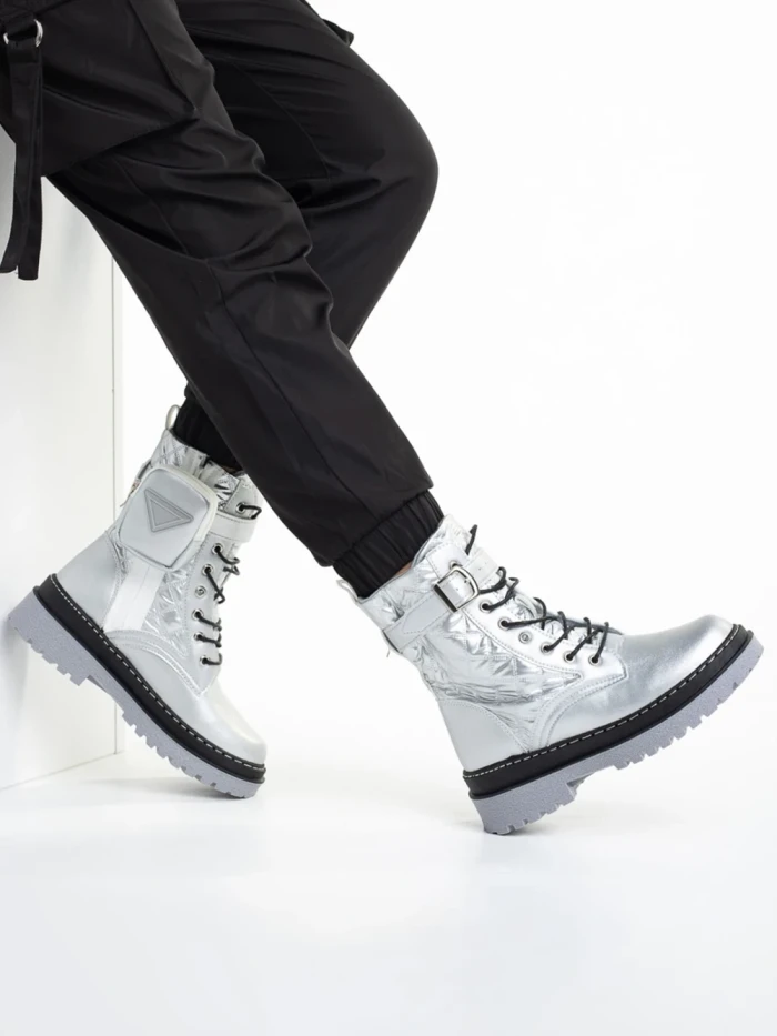 Ghete dama argintii din piele ecologica Vanissa