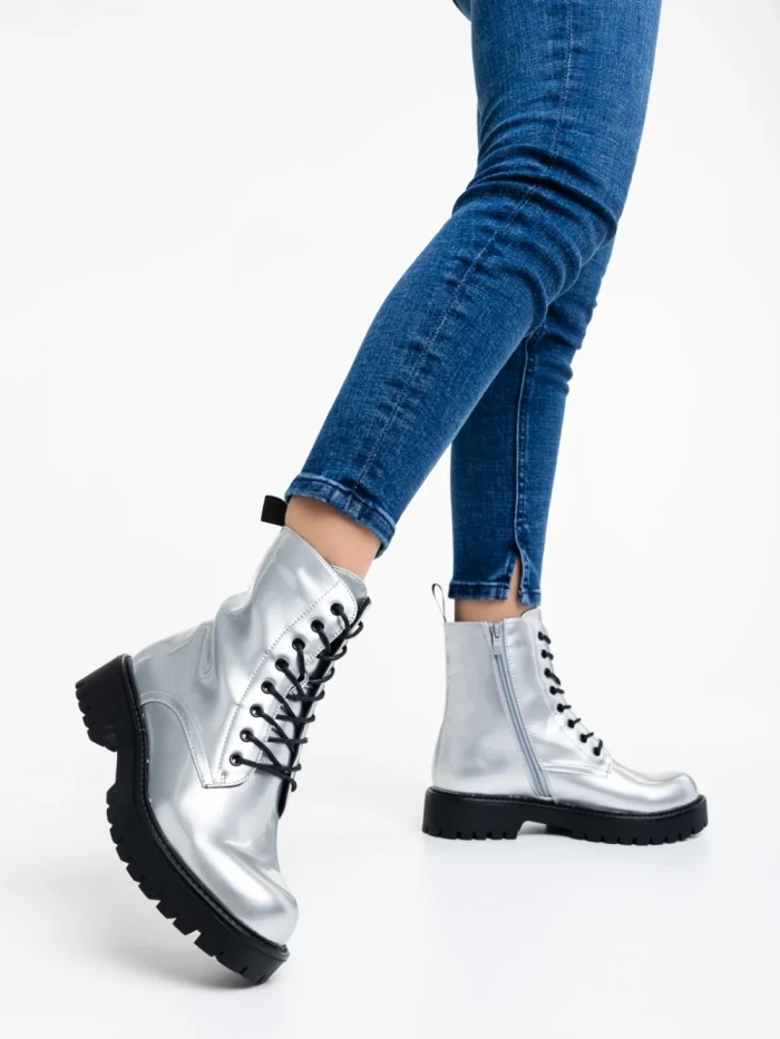 Ghete dama argintii din piele ecologica lacuita Mahina