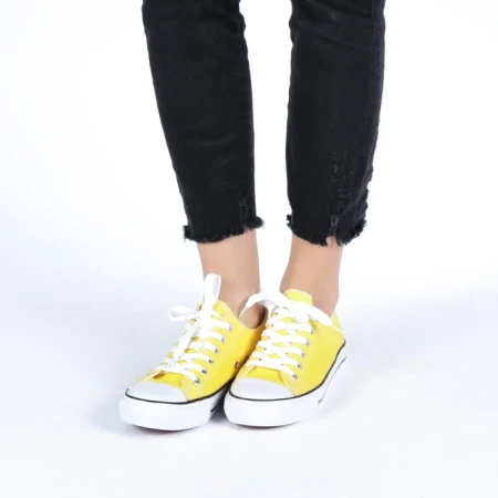 Tenisi dama Yolanda galbeni