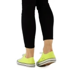 Tenisi dama Yolanda galbeni