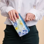 Portofel dama albastru cu flori din piele ecologica Catriona